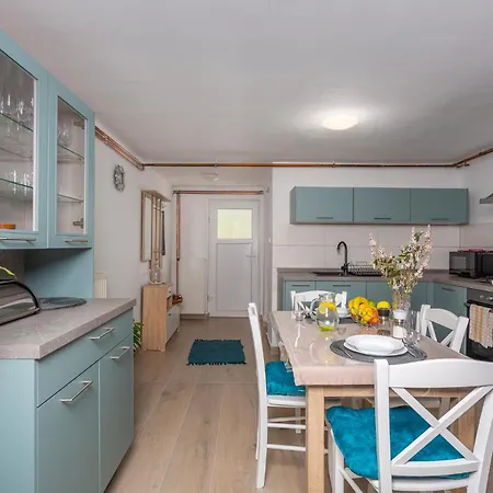 1 Bedroom Lovely In Apartment *